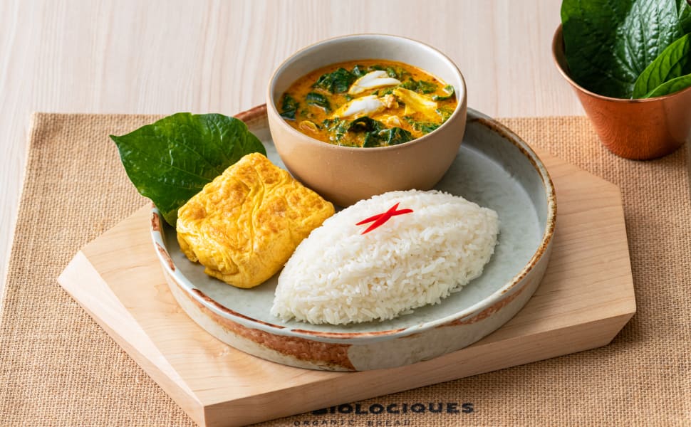 Omelet on Rice-Turmeric Crab Yellow Curry w/ Betelnut Leaves